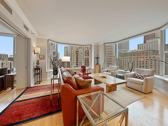 4th image of 25 E Superior St APT 1806