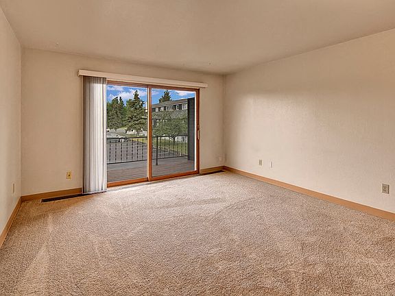 The Alaskan Apartments - Living Room