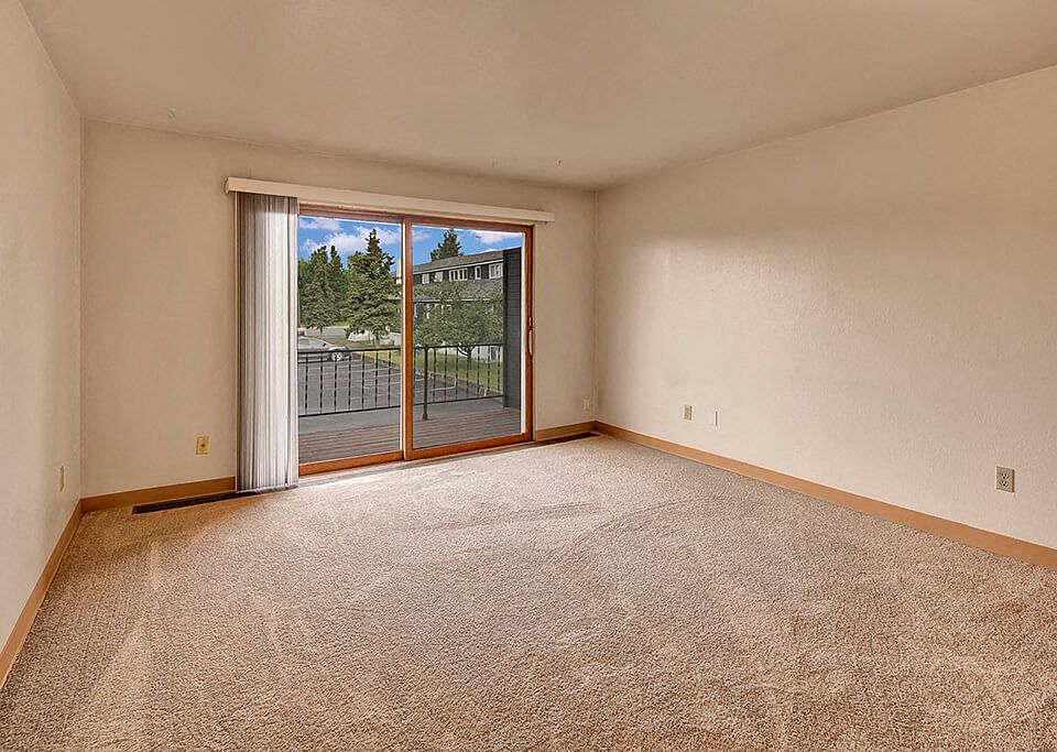 The Alaskan Apartments - Living Room