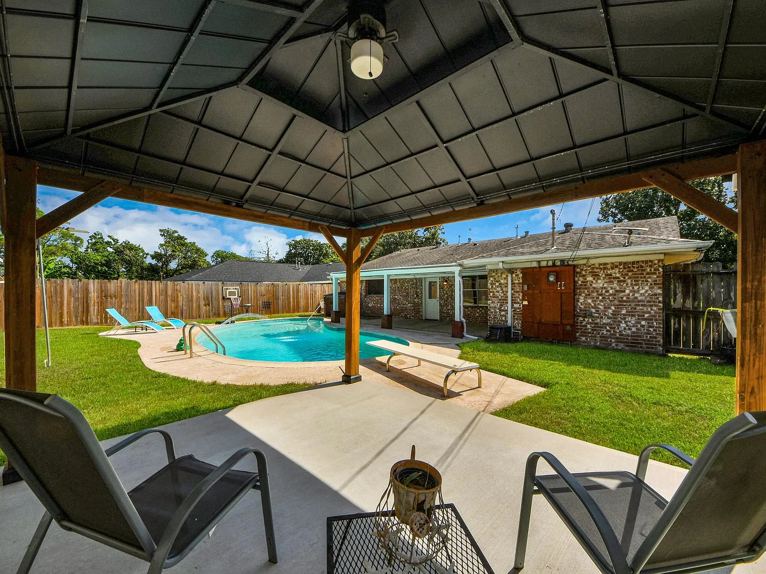 3 bed, 2.0 bath, 1884 sqft, $2,200 — Photo 3