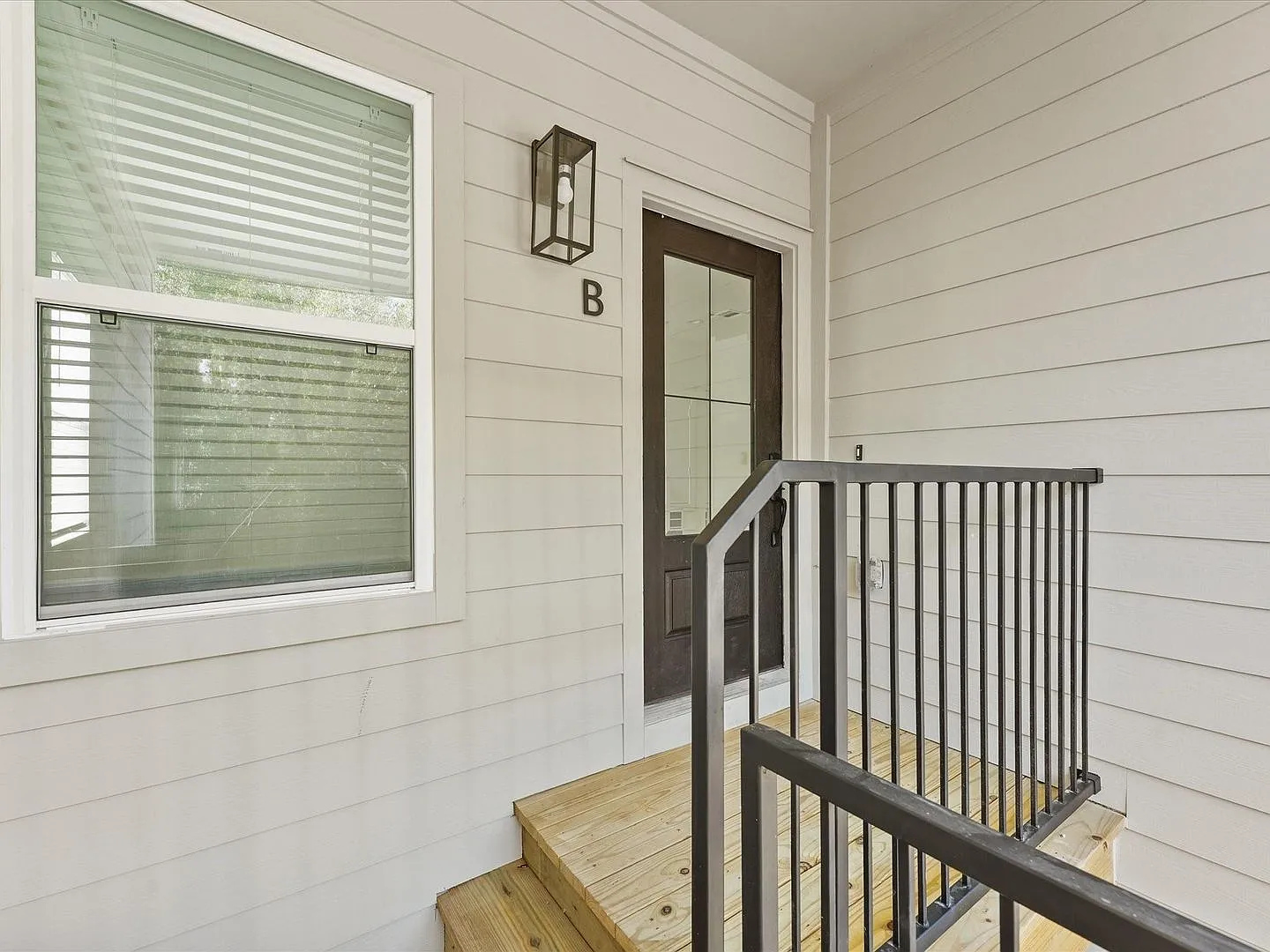 8101 Venus St — Photo 2
