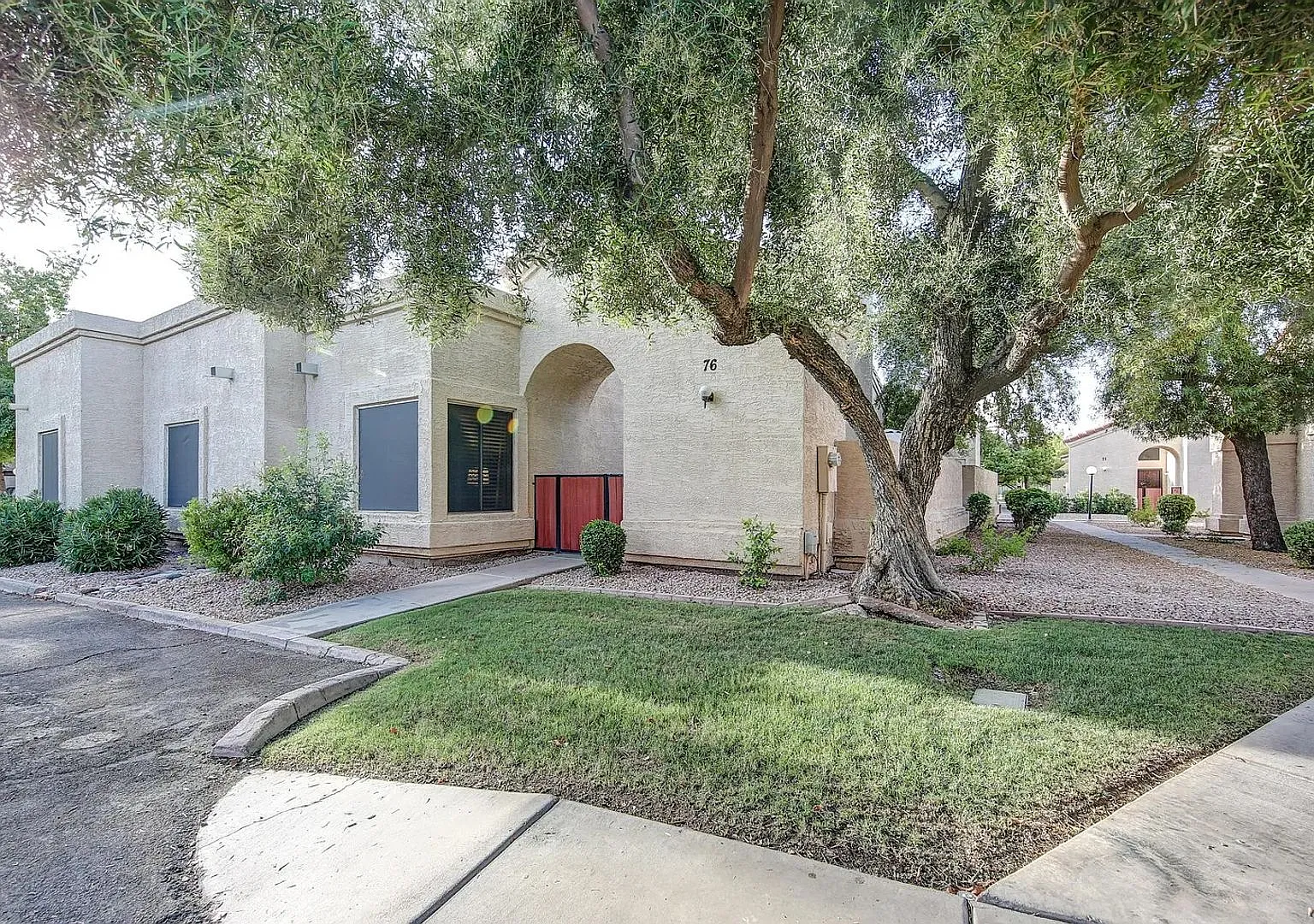 Price Improvement! Chandler Home With Vaulted Ceilings & Community Pool! — Photo 1