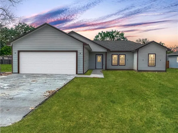 408 Wrangler St N, Franklin, TX 77856