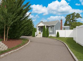 5 Bristol St, Huntington, NY 11743
