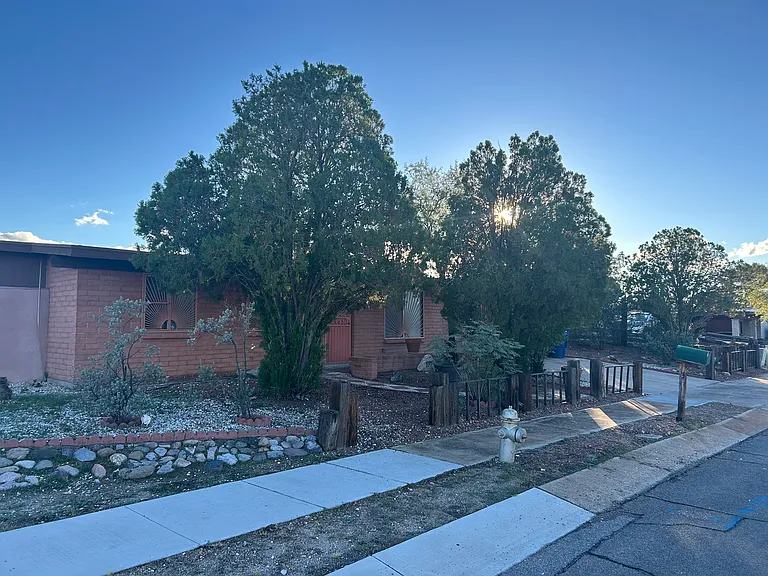 E 2nd Pl — Photo 68