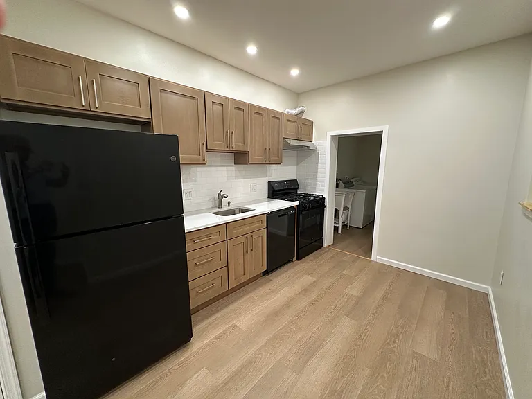 4421 E Thompson St — Photo 12