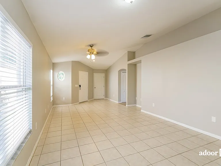 439 Maple Pointe Dr — Photo 6