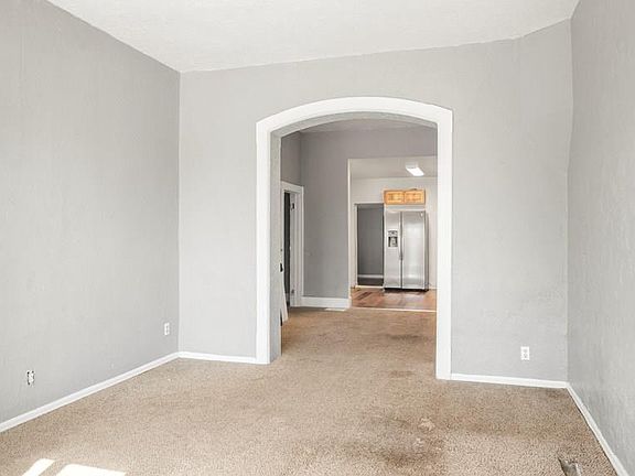 4th image of 611 W 11th St