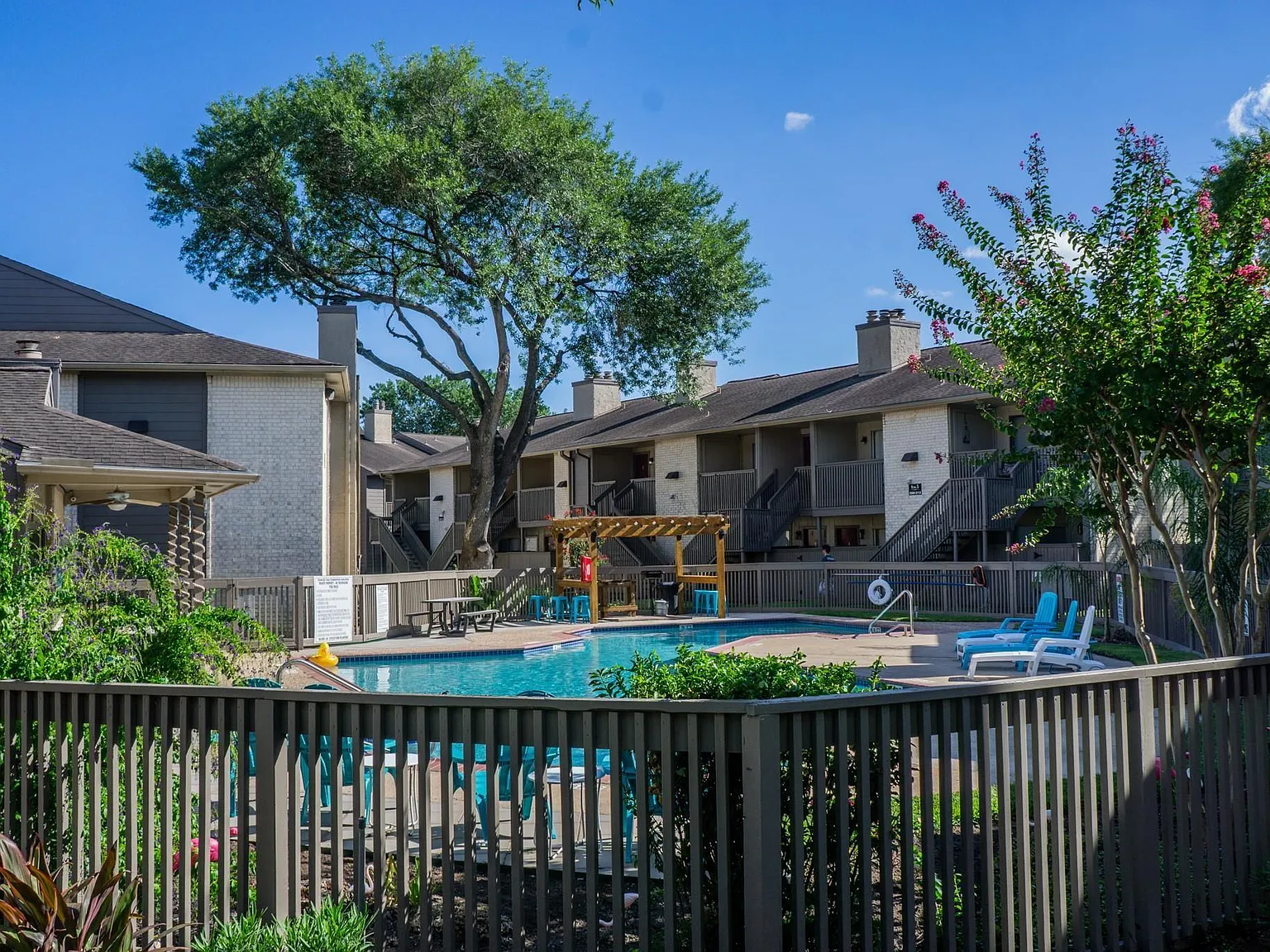 2 bed, 2.0 bath, 824 sqft, $1,250 — Photo 2