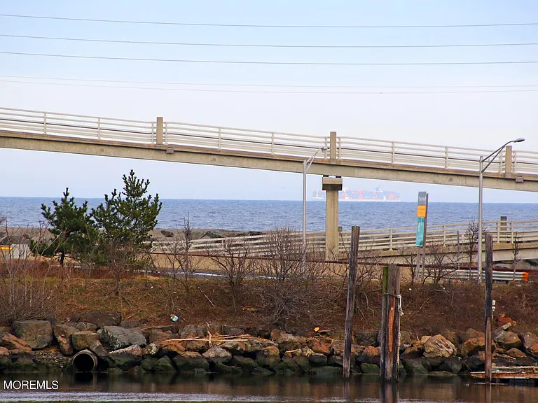 67 S Bay Ave — Photo 32