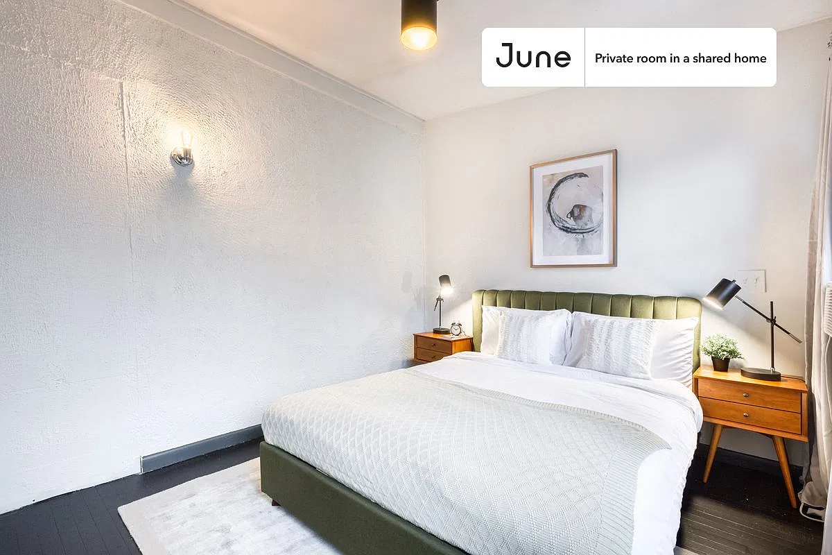 Queen bedroom in 5 bed/2 bath home in Cleveland Park #333 E — Photo 2