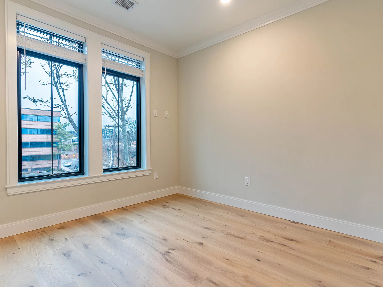 157 Everett St — Photo 4