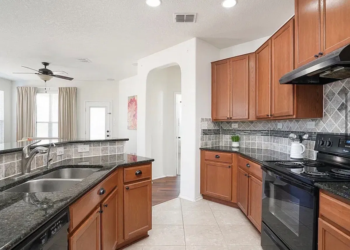 4 bed, 1694 sqft, $2,100 — Photo 4
