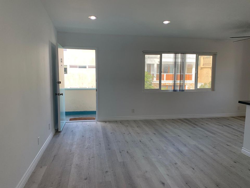 Beautiful huge living room with higher ceiling and open concept floorplan on one of the best quiet walkstreets in downtown Manhattan Beach