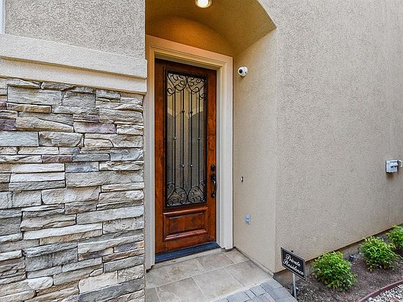 3rd image of 142 La Vie Dr