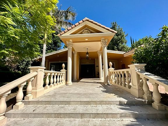 2nd image of 18304 Lake Encino Dr
