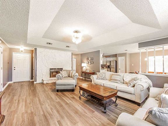 2nd image of 3001 Elmwood Cir