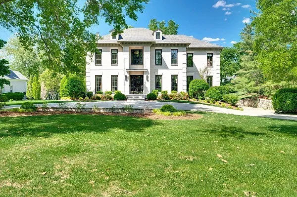 5 bed, 4.5 bath, 5745 sqft, $20,000 — Photo 2