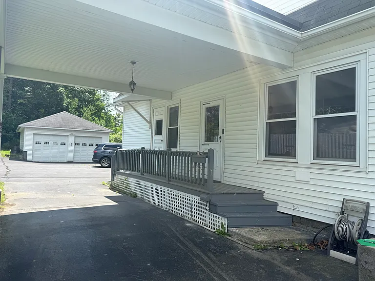 425 Pleasant St — Photo 4