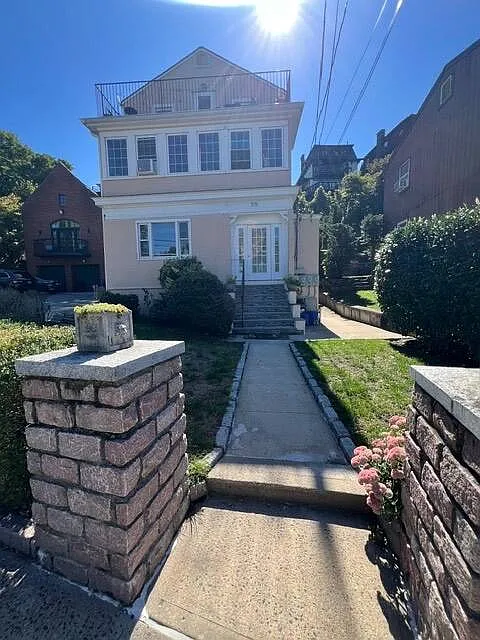 38 Palisade St #1