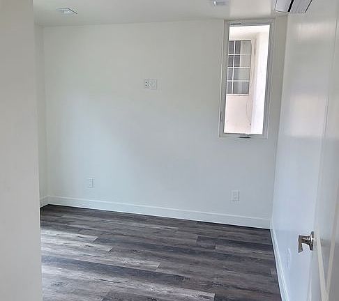 5th image of 2132 Cove Ave #2134-1/2