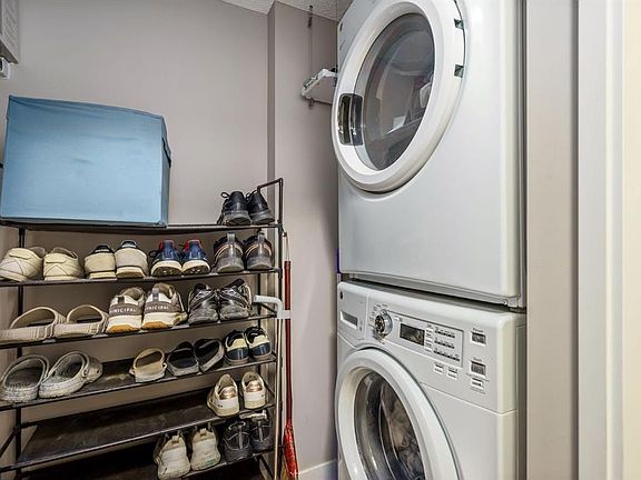 4th image of 10 E Kincora Glen Park NW #115