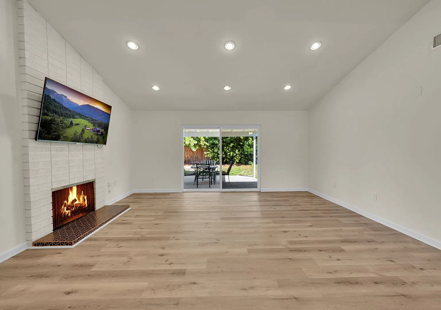 5 Br 3 Ba 1507 Sqft Home In Escondido — Photo 3