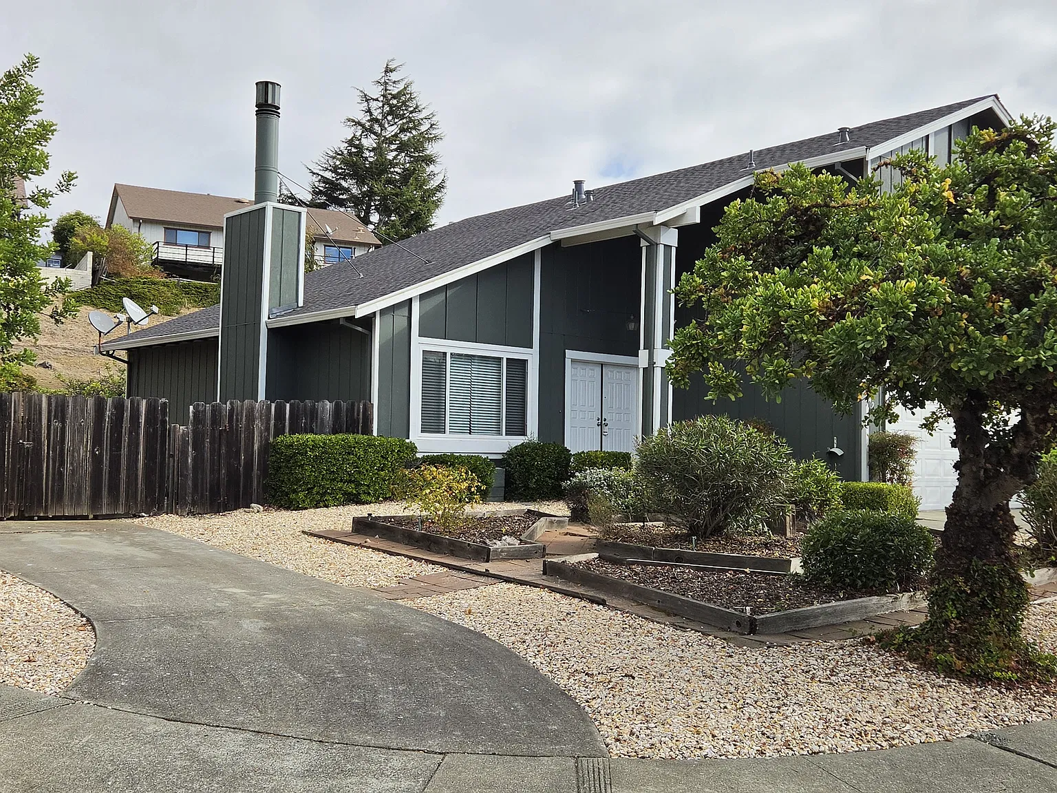 4 bed, 2.5 bath, 2048 sqft, $3,800 — Photo 3