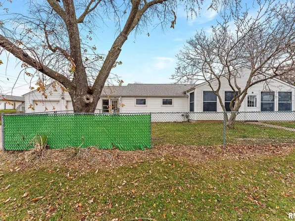 3 Marian Dr, Muscatine, IA 52761