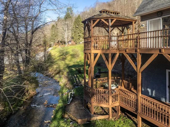 814 Barkers Creek Rd, Whittier, NC 28789