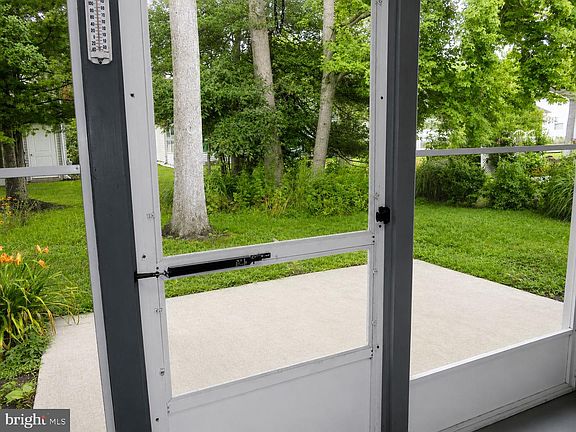 4th image of 220 Lexington Dr