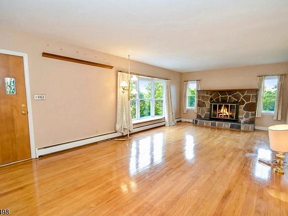 2nd image of 17 Hilltop Rd