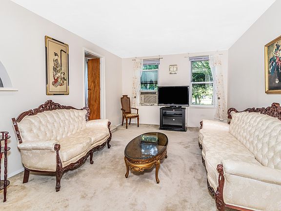 3rd image of 601 Pelham Pkwy N APT 101