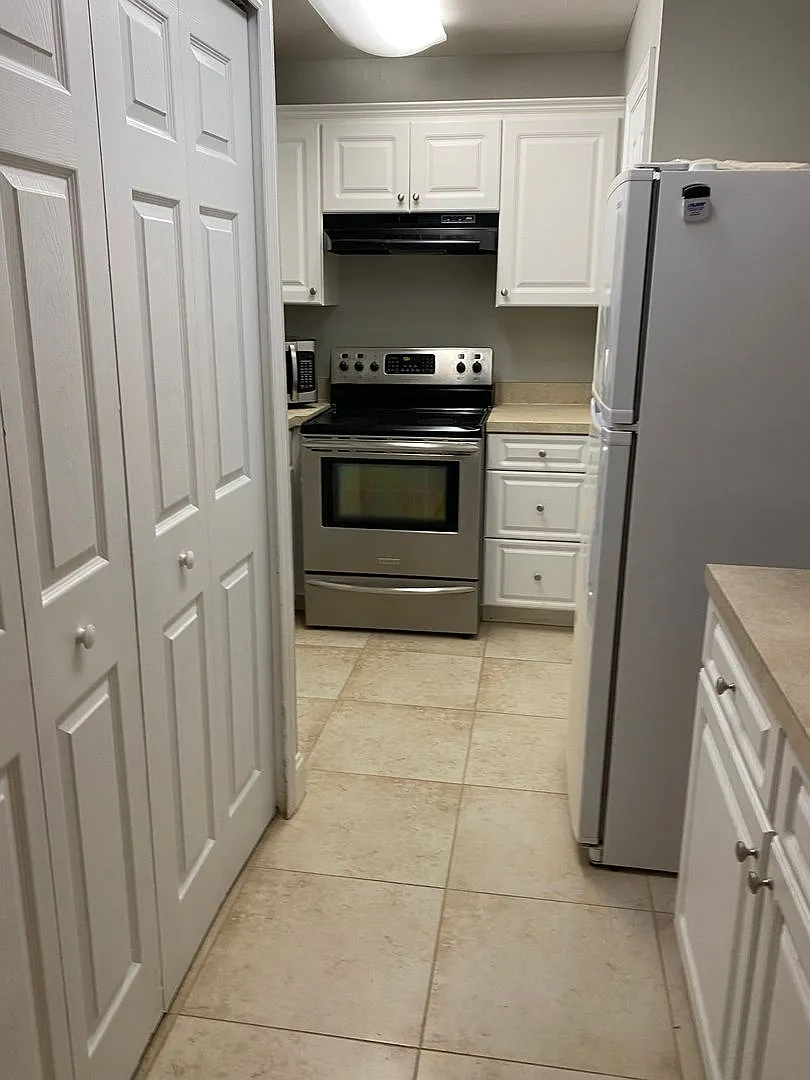 Price Reduce 2/2 condo in Pershing point Lake view — Photo 4
