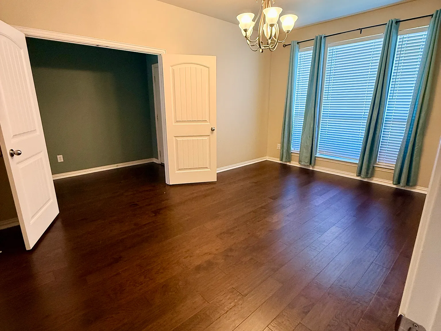 4 bed, 2749 sqft, $2,850 — Photo 4
