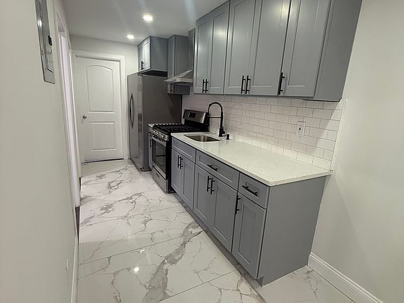 3rd image of 20401 Murdock Ave #1