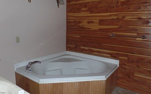 4th image of 2400 Lake Ln