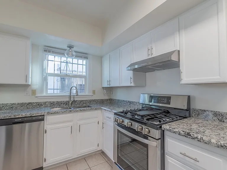 2226 S Redondo Blvd — Photo 7
