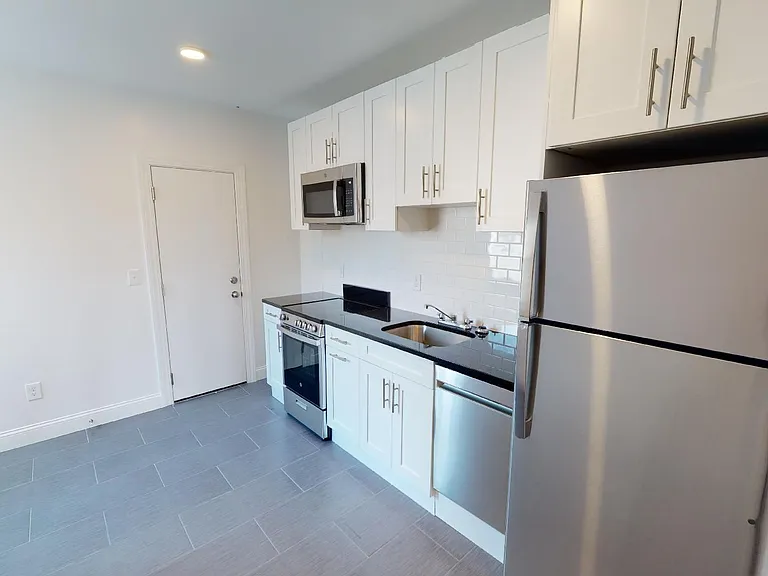 123 Sutherland Rd #L — Photo 3