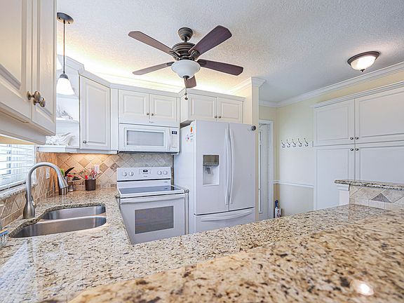 4th image of 26 Pine Arbor Lane #201