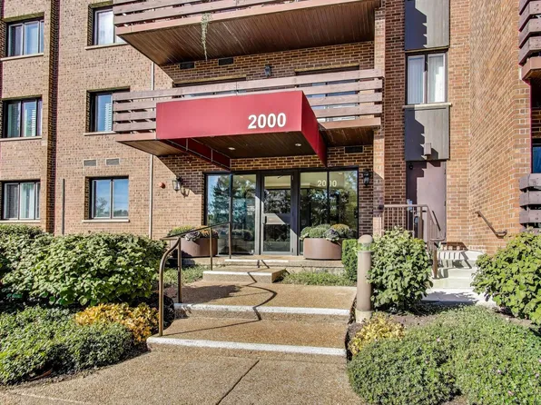 2000 Chestnut Ave APT 310, Glenview, IL 60025