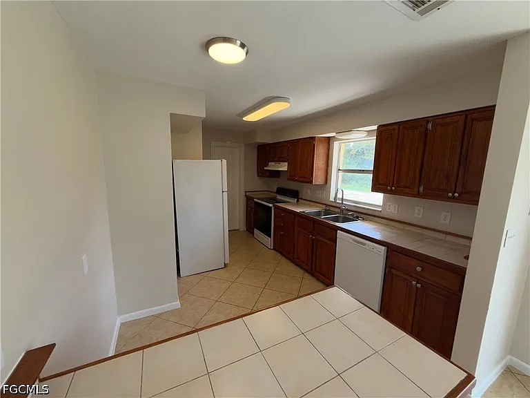 1101 Leeland Heights Blvd E — Photo 6