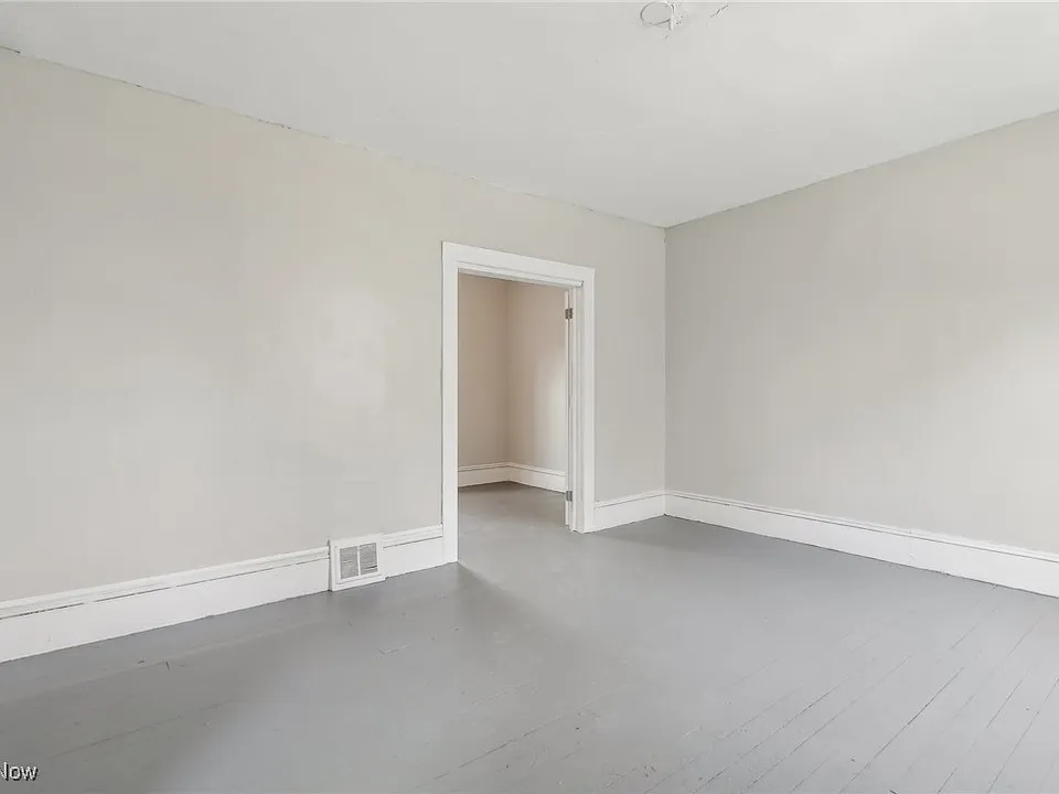 Building Photo 5