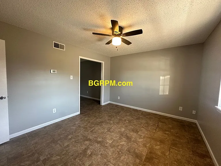 1099 W Elm St — Photo 46