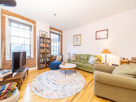 2nd image of 347 Varick St APT 206A