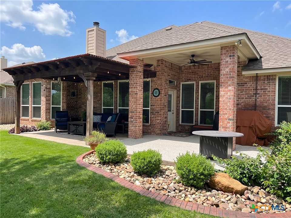 1st image of 2215 Fox Glen Ln