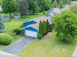 3232 Green Oak Dr, Commerce Township, MI