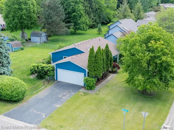 3232 Green Oak Dr, Commerce Township, MI 48390