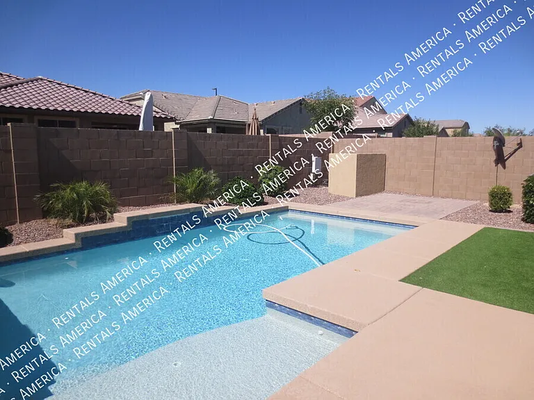 3636 E Lodgepole Dr — Photo 2