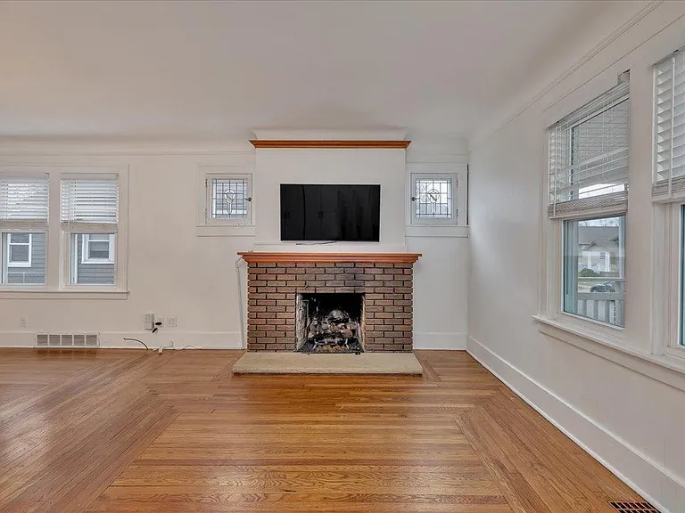 271 E Woodland St — Photo 4